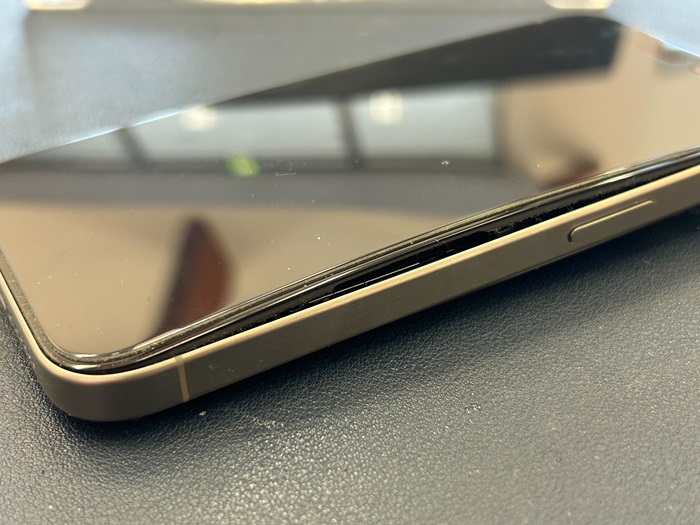 岡崎市】iPhone 15 Pro 画面浮いている！？ バッテリー膨張修理